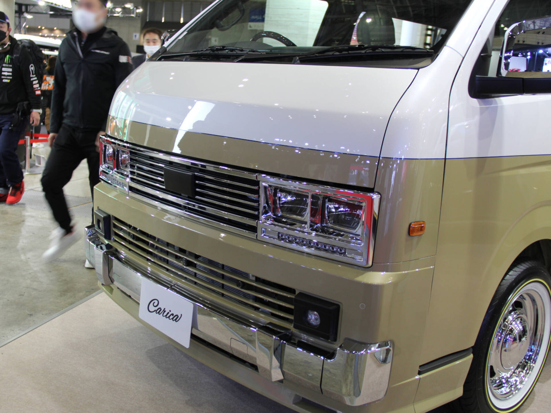 コンパニオン　顔アップ ハイエースを目をひく顔にカスタマイズ。「東京オートサロン2023」で見つけたカスタムハイエース5選 (1/2) | 車と旅のWEBメディア  Mobility Story｜モビスト
