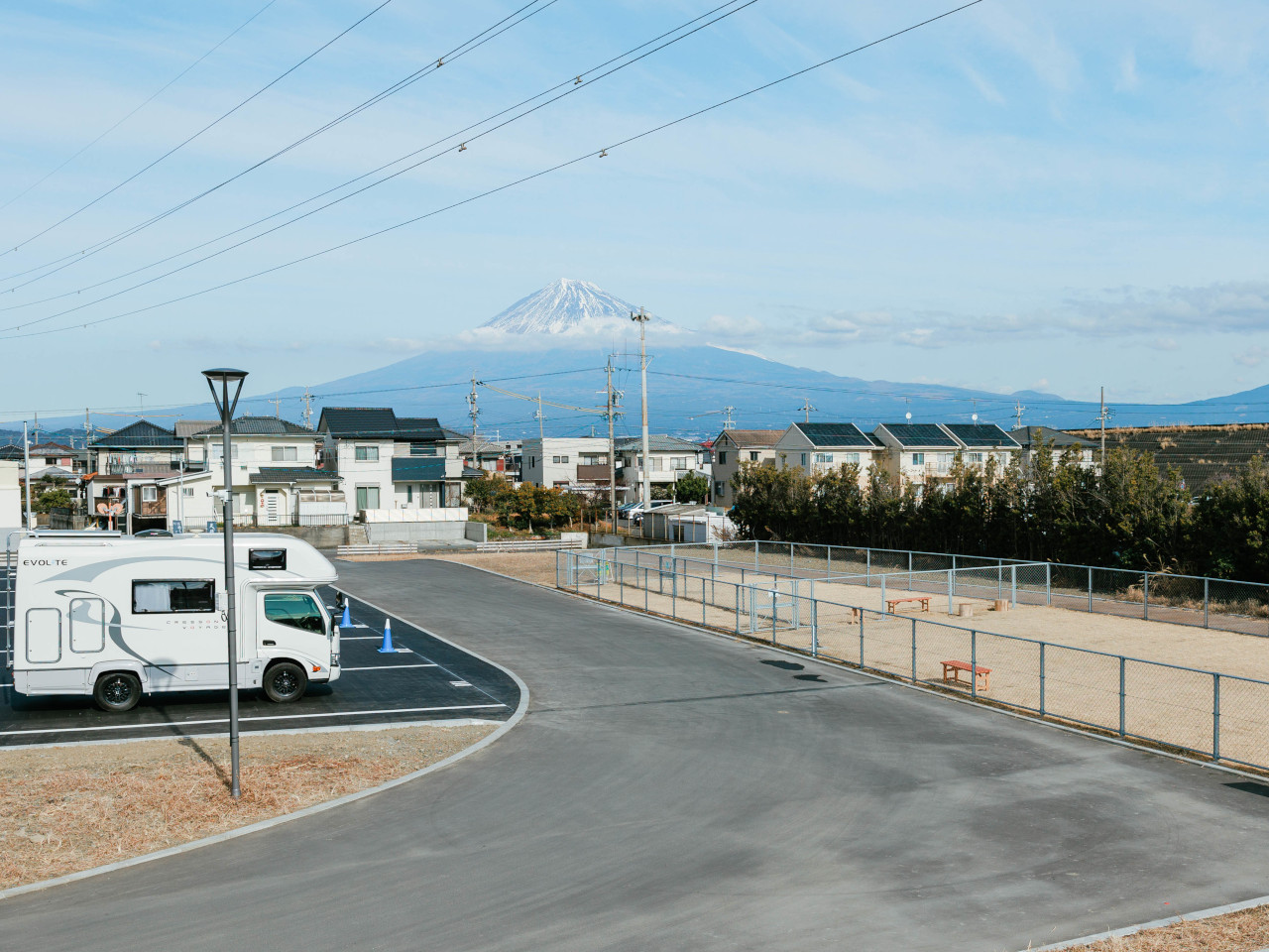 車窓から富士山を望む車中泊スポット。施設内にサウナもある「トライアルパーク蒲原 RVパーク」がオープン！
