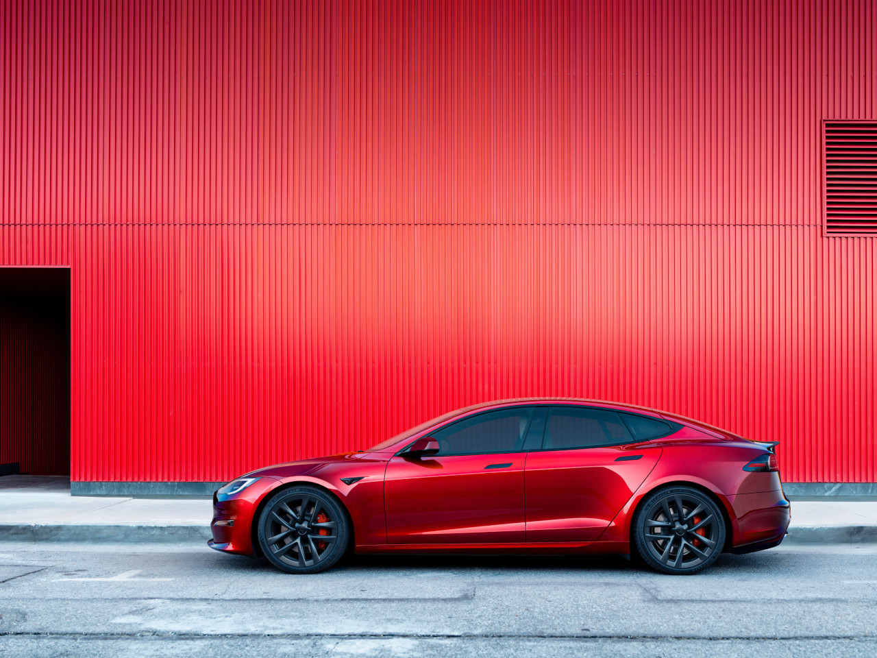 テスラ、2.1秒で時速100kmに到達するフラッグシップセダンの「モデル S」とSUV「モデル X」の受注を開始。価格は1,296万円