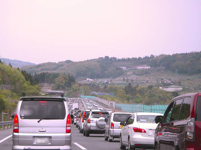 渋滞の時は「走行車線」と「追い越し車線」のどちらを走ると早い？ プロドライバーが車線を選択する時のコツ